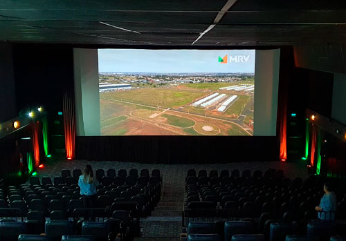 Iluminação de ambiente para evento corporativo com cores da empresa
