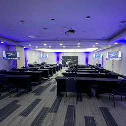 Instalação de televisores em treliças para evento corporativo